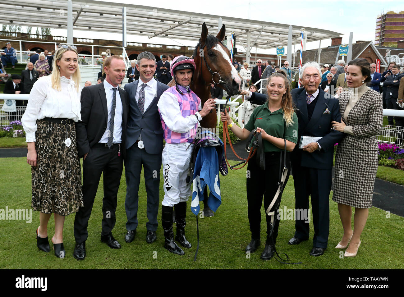 Daniel Jockey Tudhope (centre) avec Azincourt et connexions gagnante après avoir remporté l'EBF britannique Frank Whittle Pouliches Partenariat Handicap' Banque D'Images
