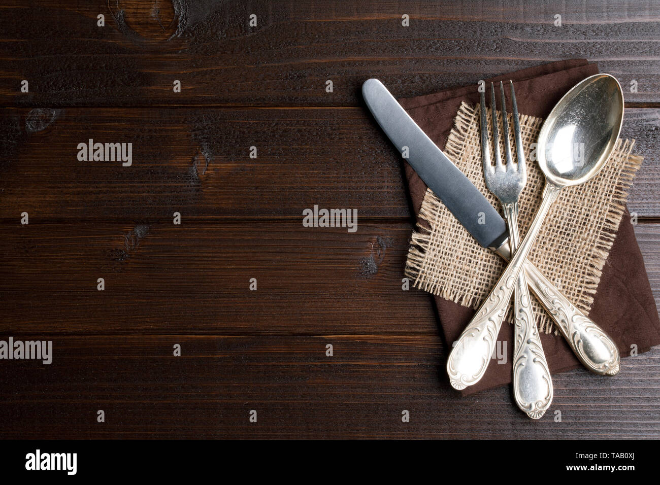 Table en bois rustique avec couverts Banque D'Images