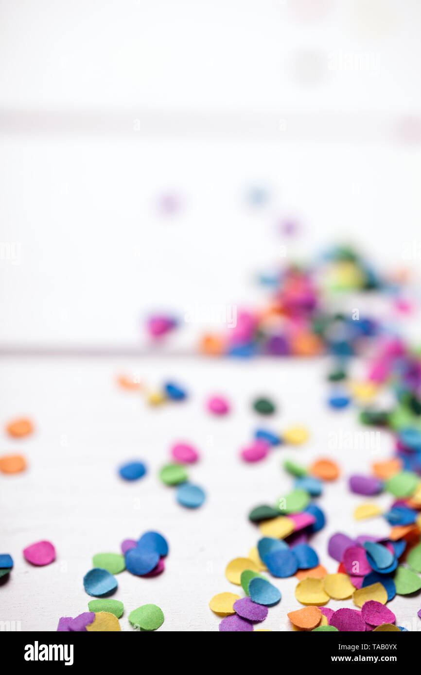 Confettis sur fond de bois blanc Banque D'Images