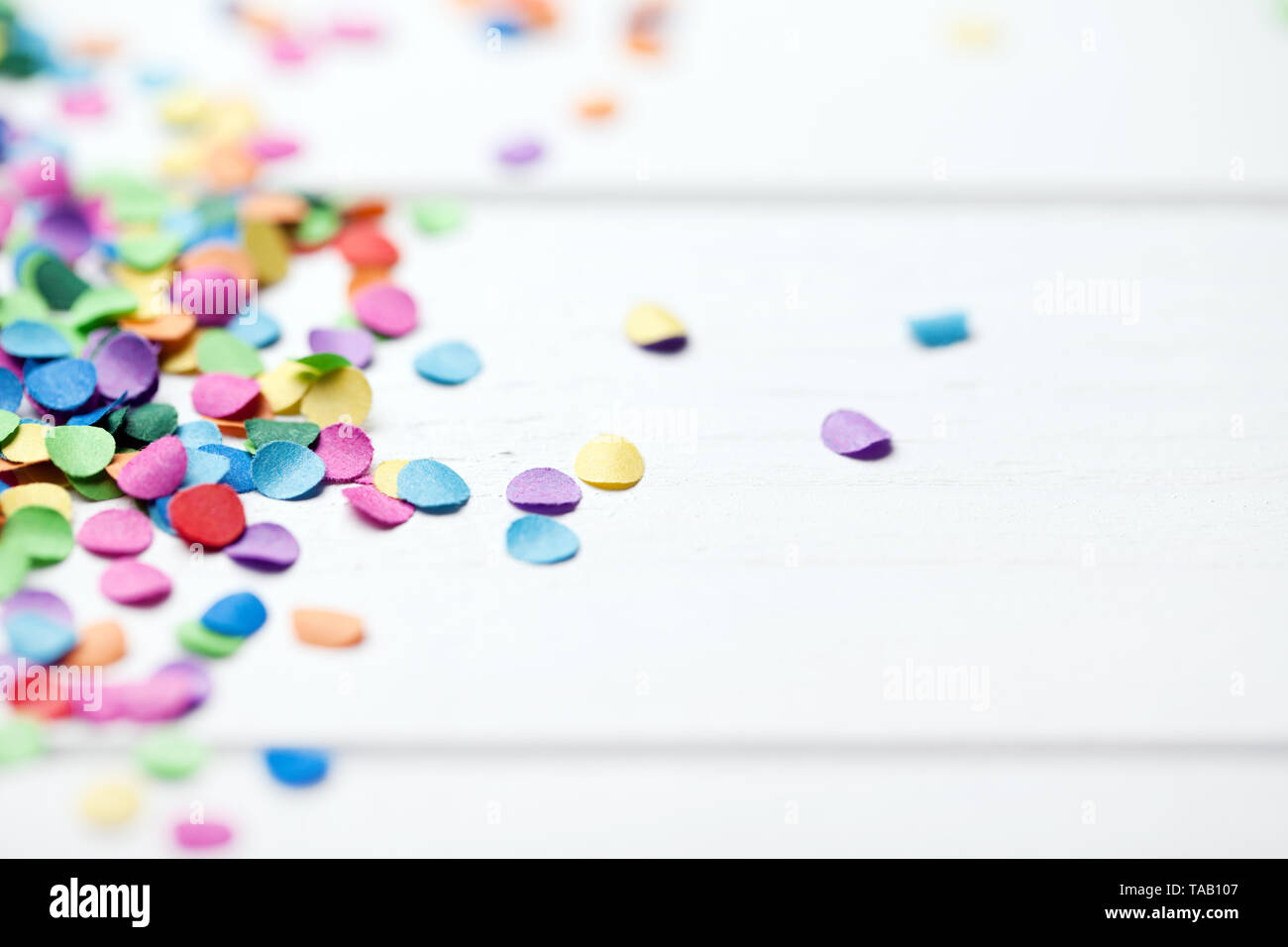 Confettis sur fond de bois blanc Banque D'Images