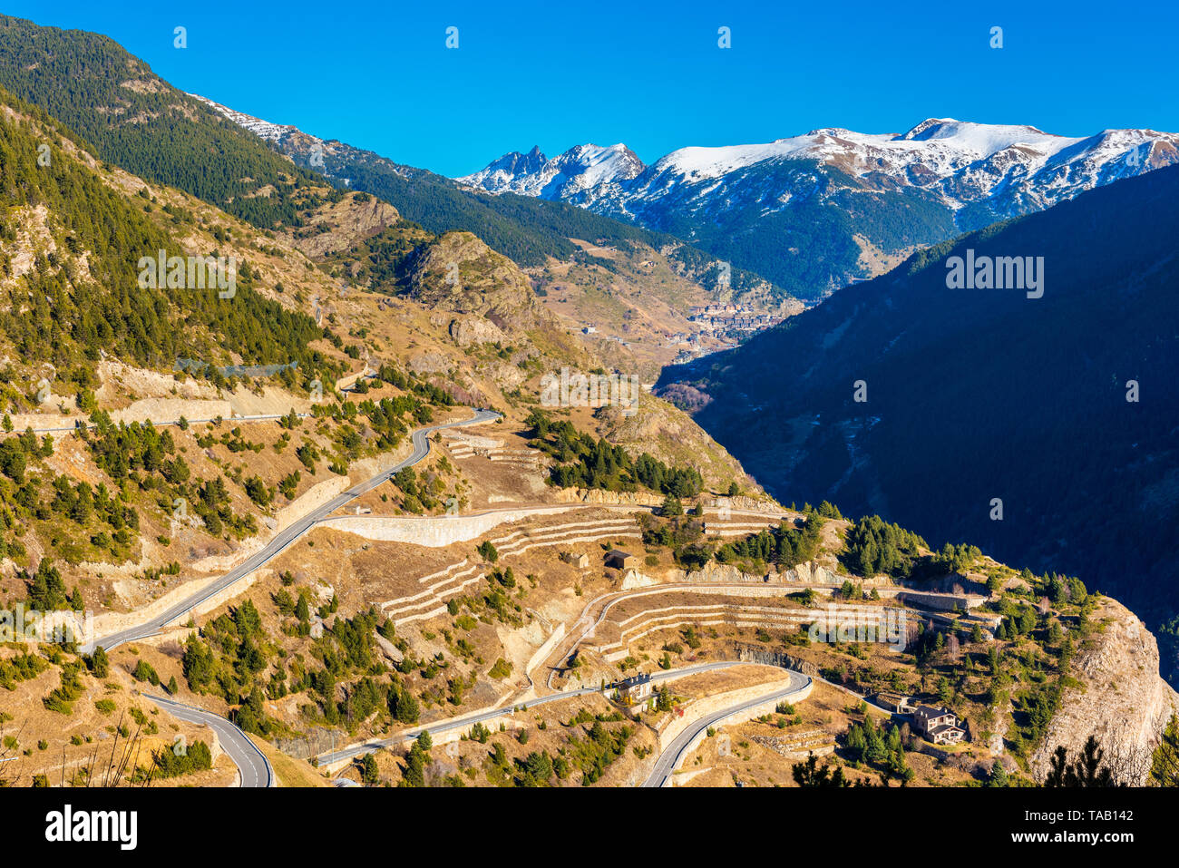 Route en épingle en Andorre par beau jour d'hiver en décembre Banque D'Images