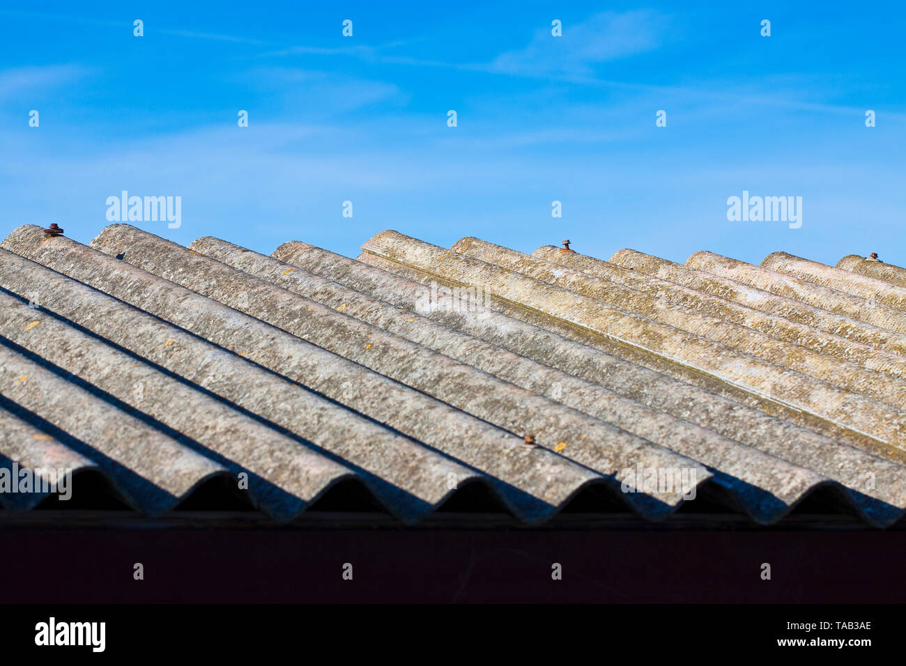 Ancien pavillon de l'amiante dangereux fait de panneaux de béton - l'une des plus dangereuses dans les bâtiments qu'on appelle 'caché' killer Banque D'Images