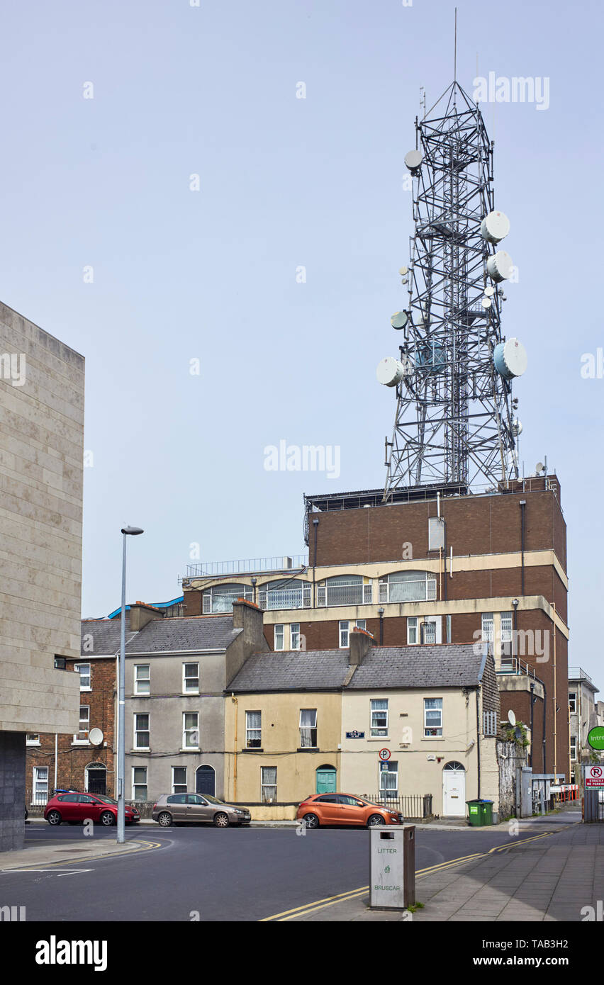 Mât téléphone gigantesque le nanisme maisons locales dans la région de Limerick, Irlande Banque D'Images