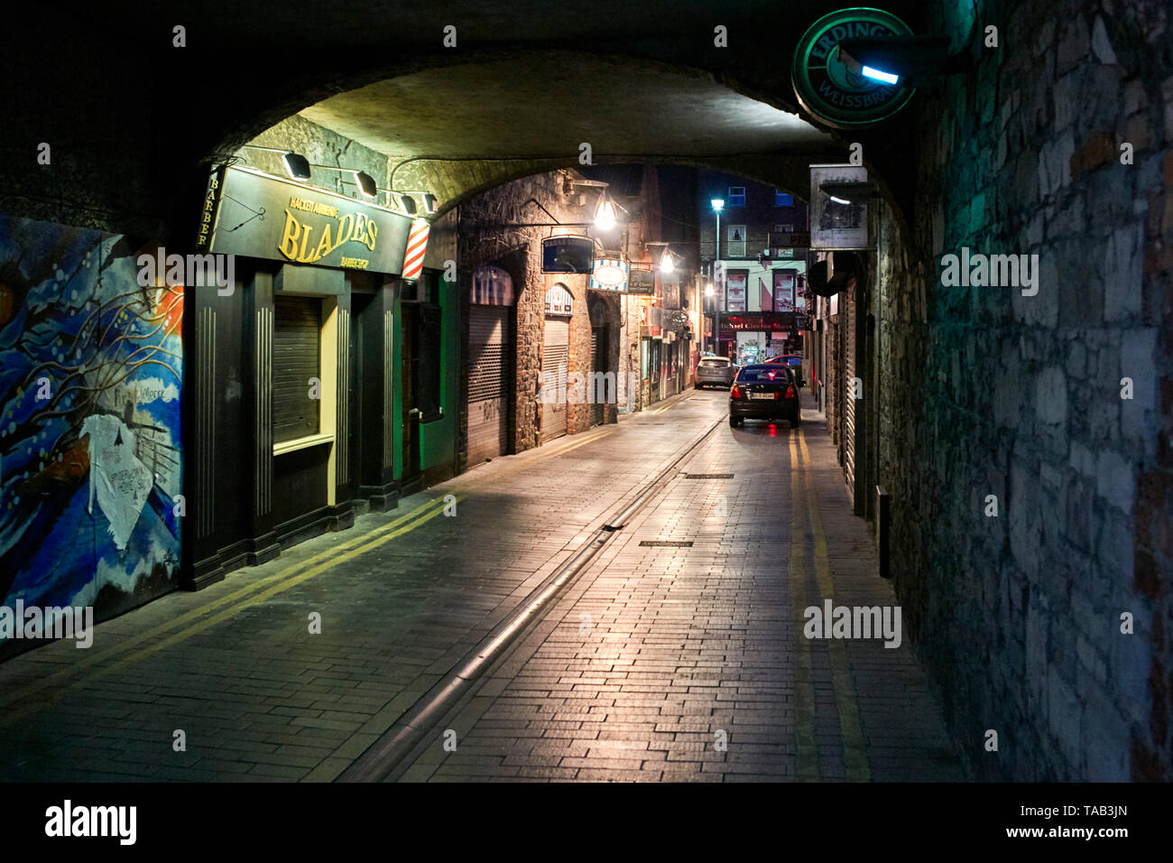 Ruelle dans la nuit dans le centre de Limerick, Irlande Banque D'Images