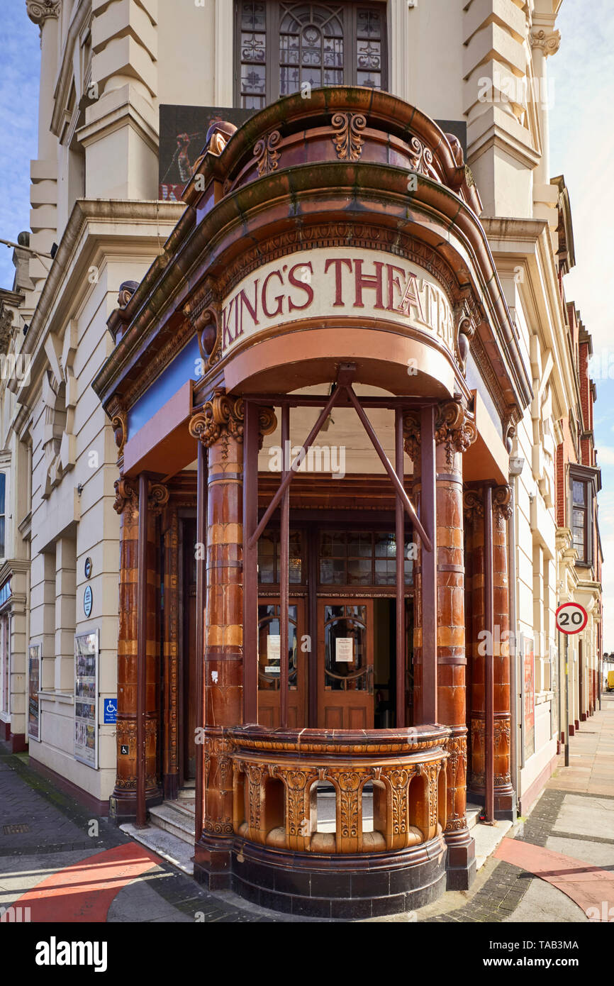 Extérieur de la Kings Theatre à Albert Road, Southsea montrant les détails de tuiles vernissées Banque D'Images