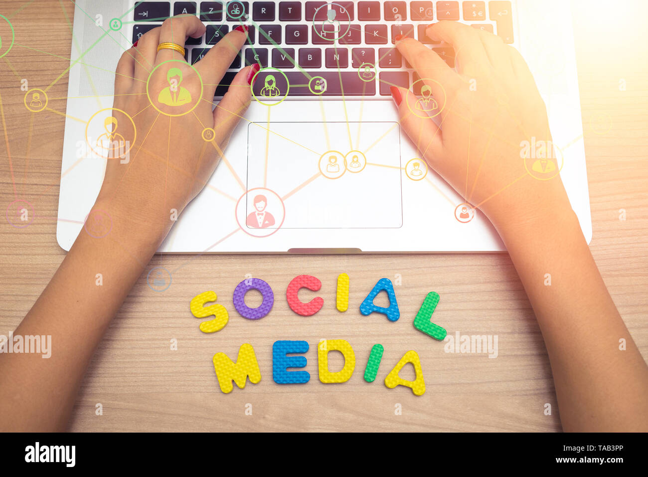 Femme d'affaires la main à l'aide d'un ordinateur portable avec les médias sociaux social media concept , lettres Banque D'Images