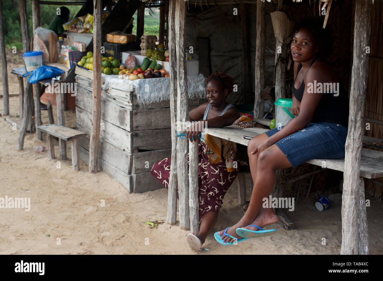 Les femmes vendeuses, Tofo (Mozambique) Banque D'Images