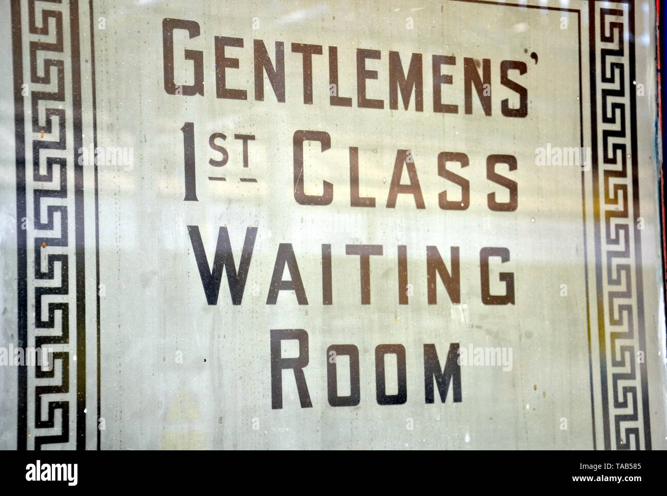 Old fashioned signe pour 'Là haut' 1re classe Salle d'attente' dans une fenêtre sur une plate-forme à la gare à Bolton, Lancashire Banque D'Images