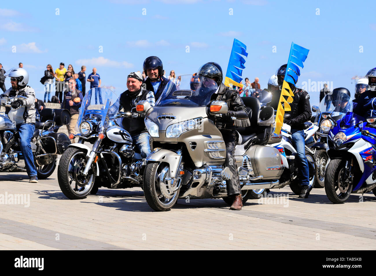 Dniepr, l'Ukraine, 2804, 2018. Motocyclistes sur belle cher motos avec un fanion bleu- jaune, ouvrir la saison en moto Banque D'Images