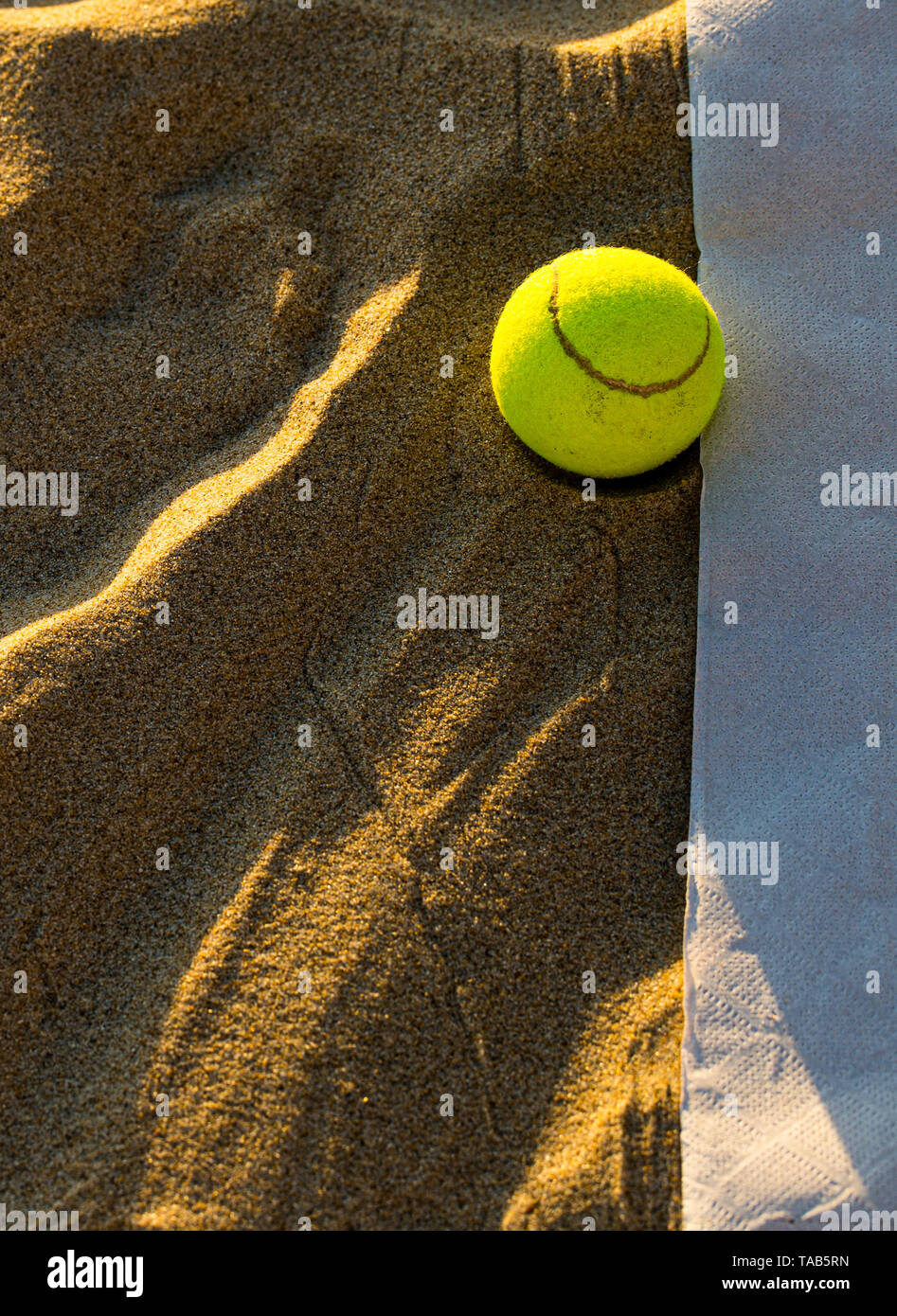 Balle de tennis à la ligne la pratique du beach tennis avec lignes verticales en papier blanc Banque D'Images
