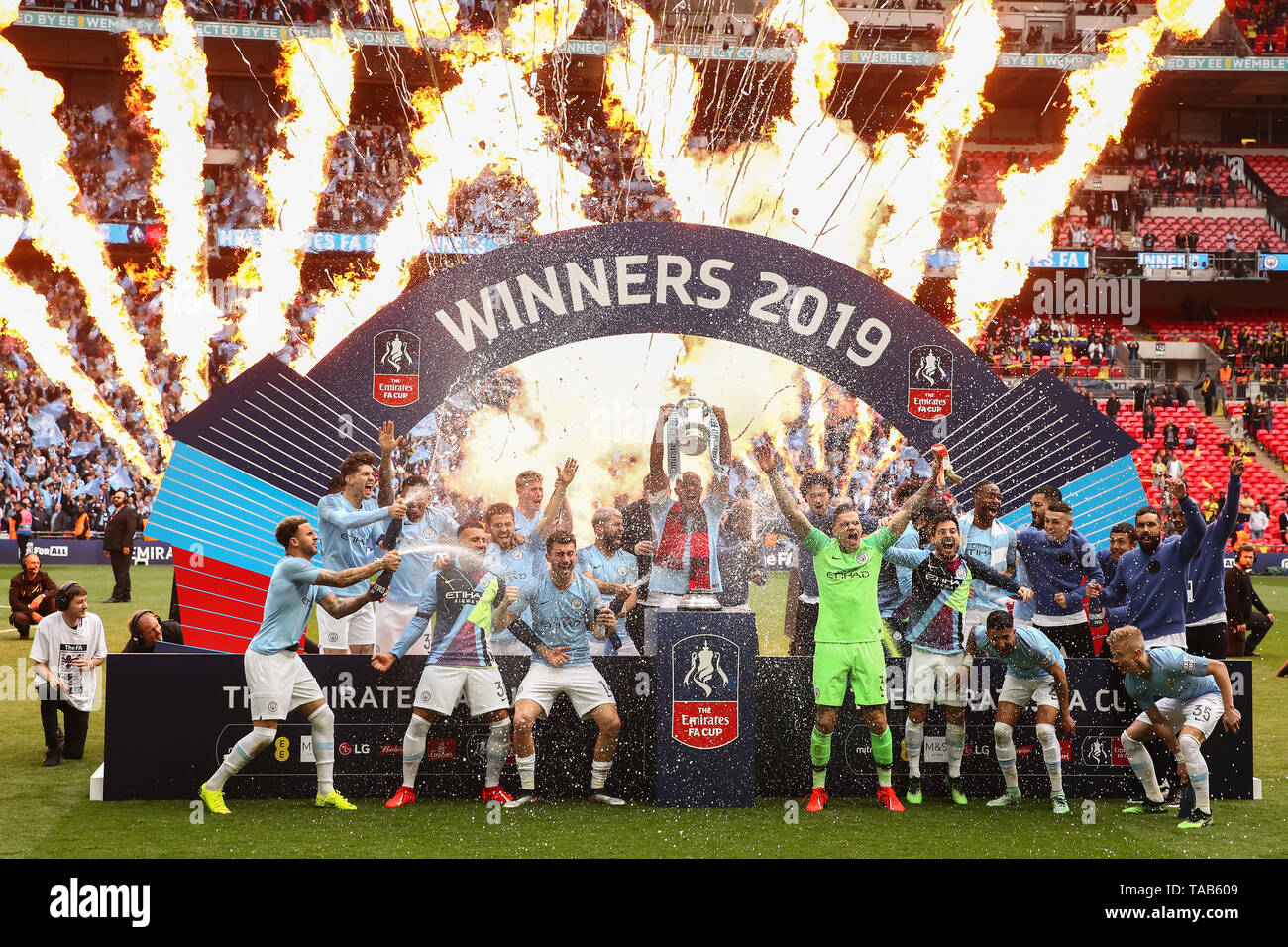 Vincent Kompany de Manchester City soulève le trophée FA Cup après son côté battre Watford 6-0 - Manchester City v Watford, l'Unis finale de la FA Cup, au stade de Wembley, Londres - 18 mai 2019 Editorial Utilisez uniquement Banque D'Images