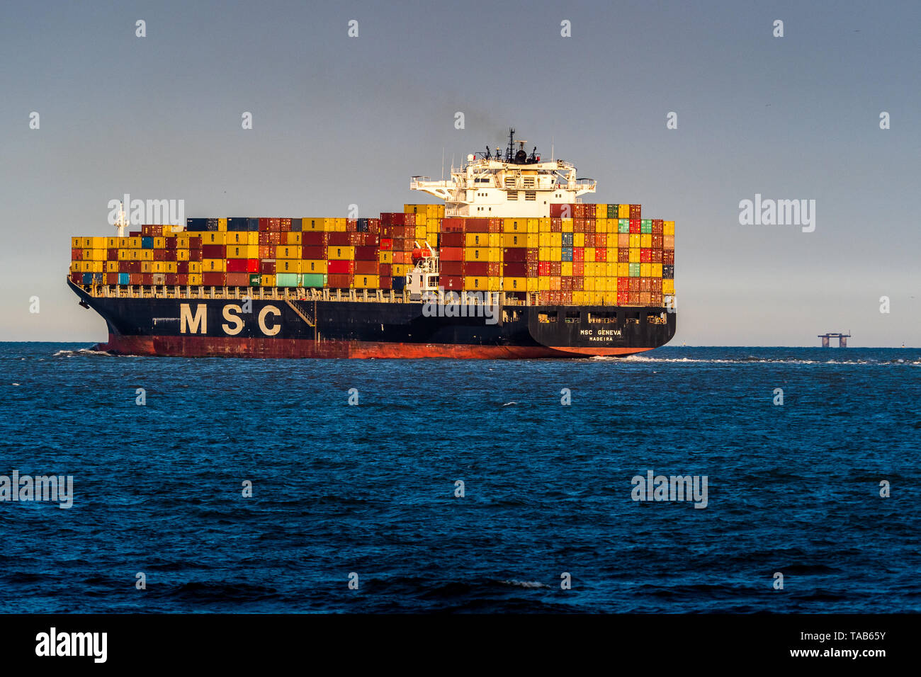 Genève MSC-conteneurs quittant le port de Felixstowe Banque D'Images