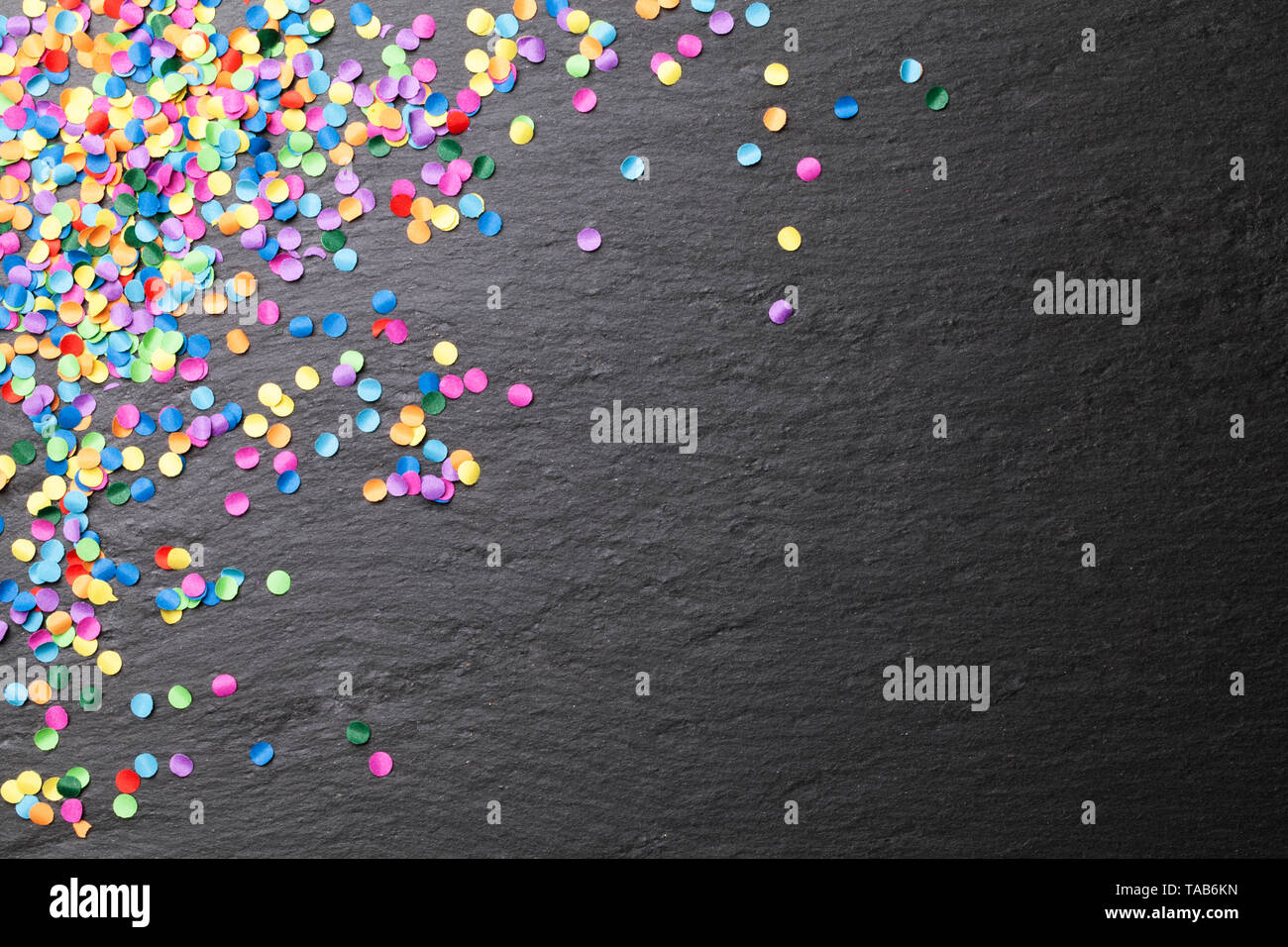 Arrière-plan coloré confettis avec tableau noir Banque D'Images