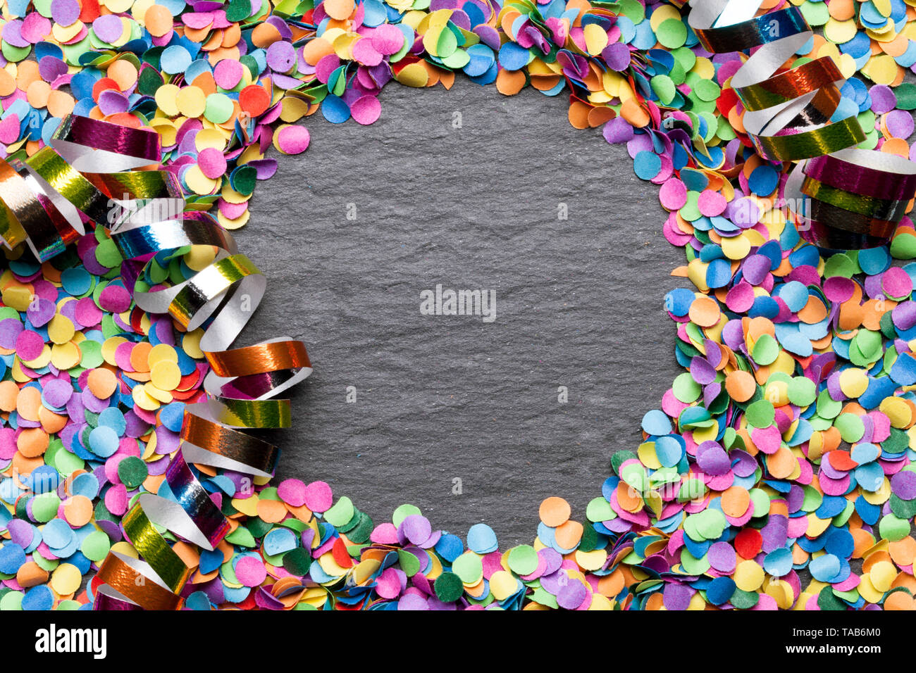 Arrière-plan coloré confettis avec tableau noir Banque D'Images
