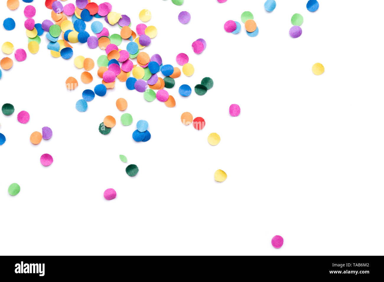 Confettis colorés sur fond blanc Banque D'Images
