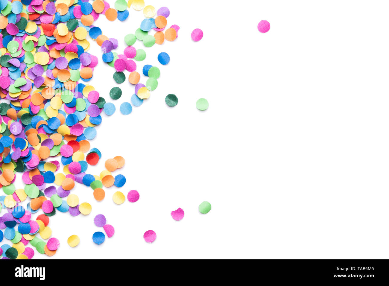 Confettis colorés sur fond blanc Banque D'Images