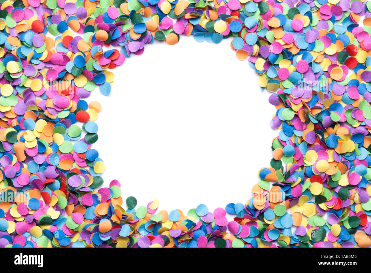 Confettis colorés sur fond blanc Banque D'Images