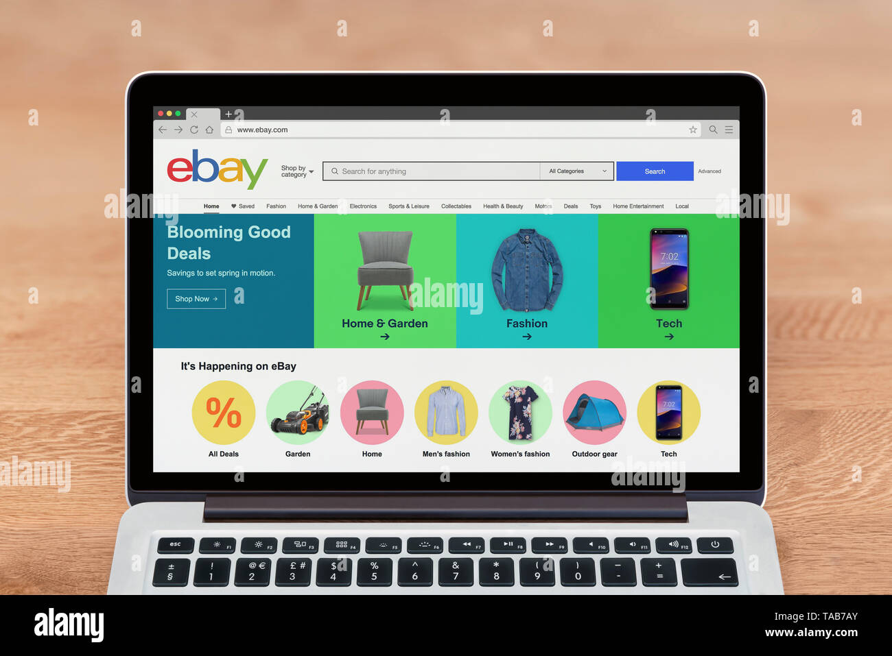 Un Apple Macbook affiche le site Ebay (usage éditorial uniquement). Banque D'Images