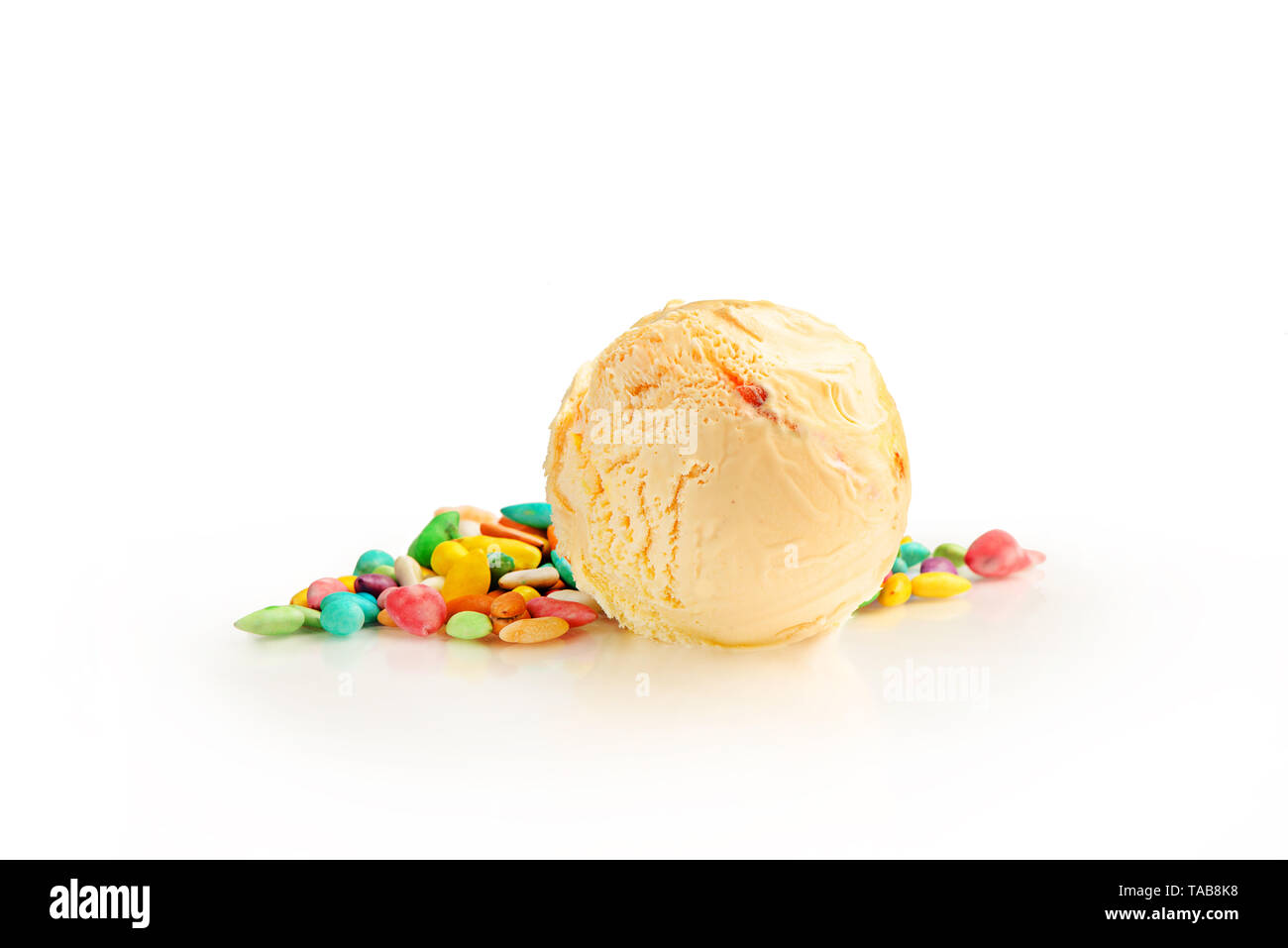 Ice cream ball, saveur de fruits confits avec des ingrédients, isolé sur un fond blanc. Banque D'Images