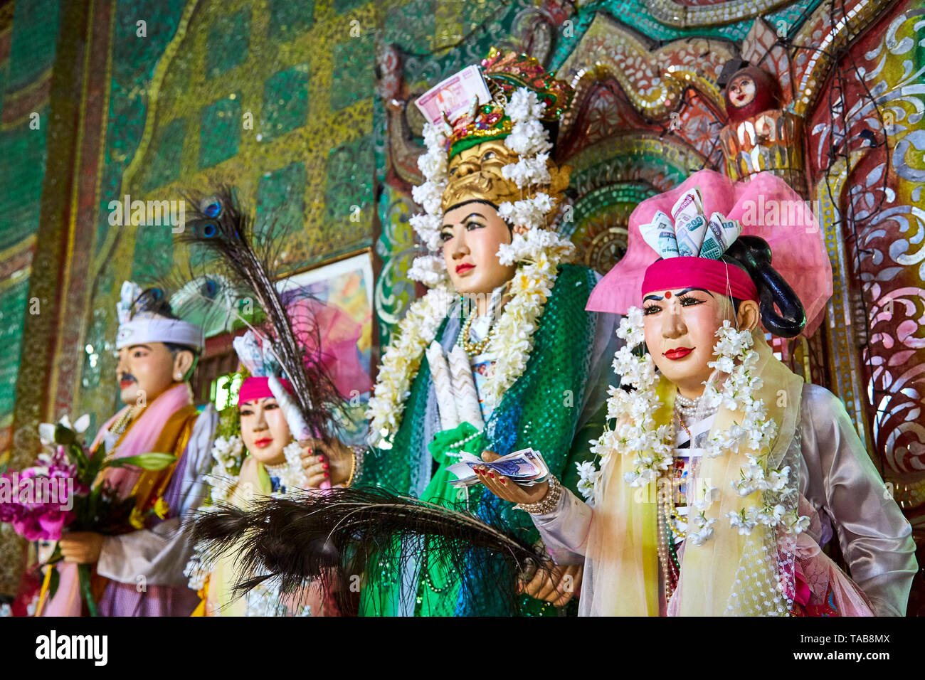 Statues décorées de fleurs, de plumes, et de l'argent en Mt Popa temple dans Myamar. Banque D'Images