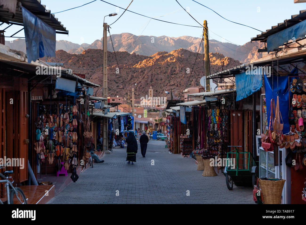 Le souk, un petit marché avec l'Anti-Atlas au loin. Tafraoute, Tiznit, Maroc Souss-Massa, Province, de l'Afrique. Banque D'Images