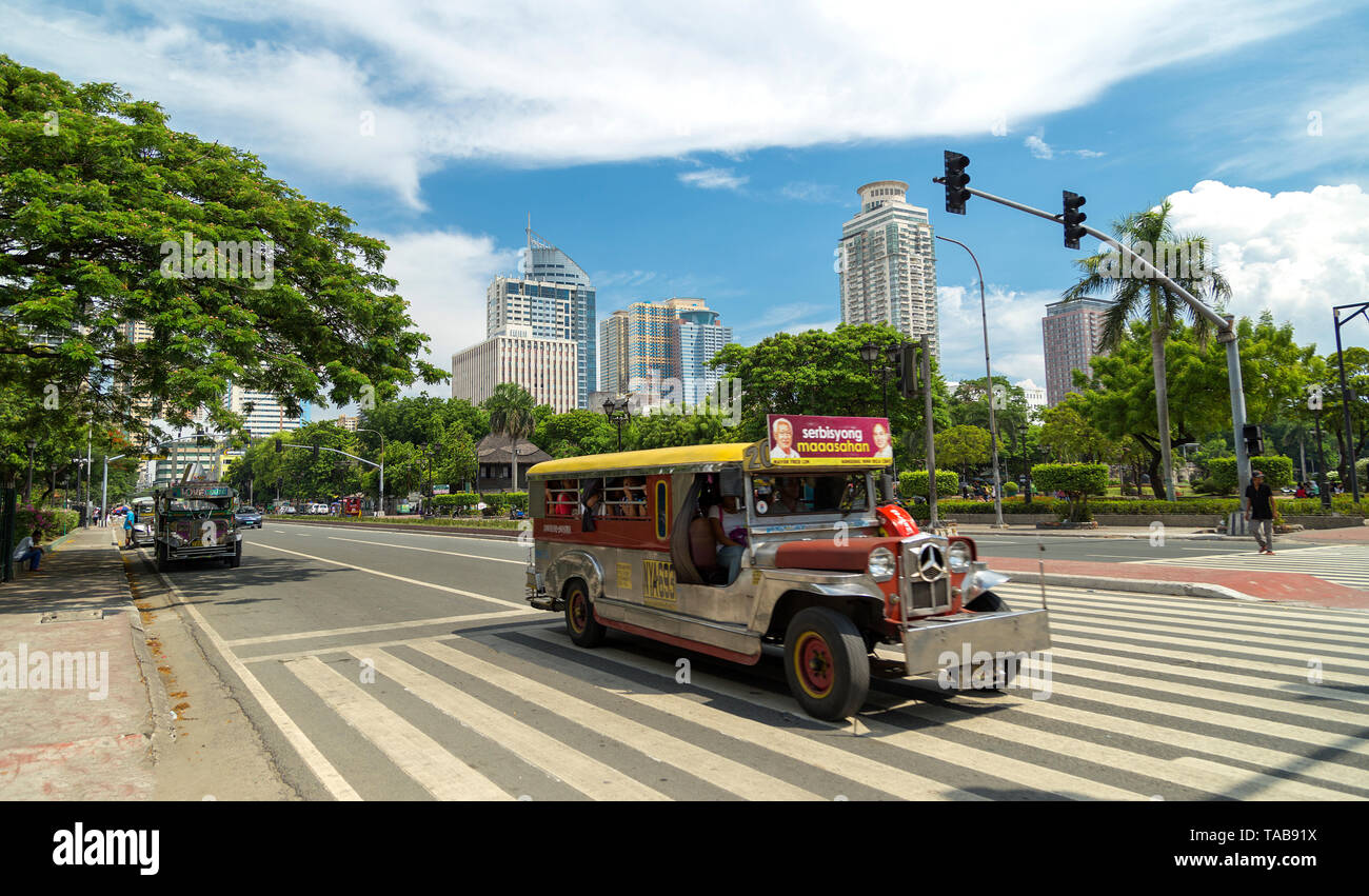 Manille, Philippines - 21 mai 2016 : Jeep sur une route de Manille Banque D'Images