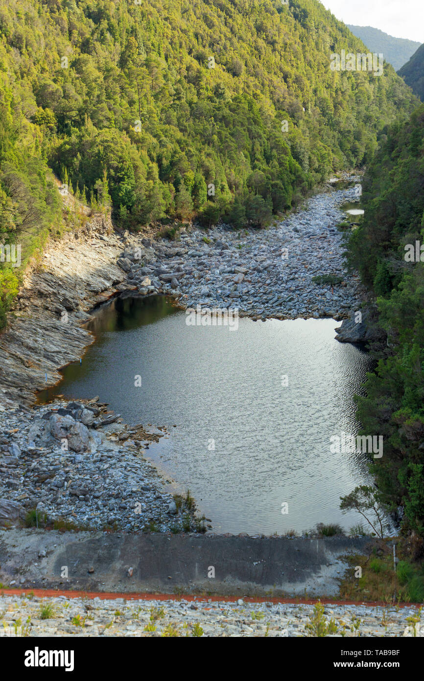 À l'aval du barrage le long de la Serpentine la Serpentine River dans le sud-ouest de la Tasmanie en Australie. Banque D'Images