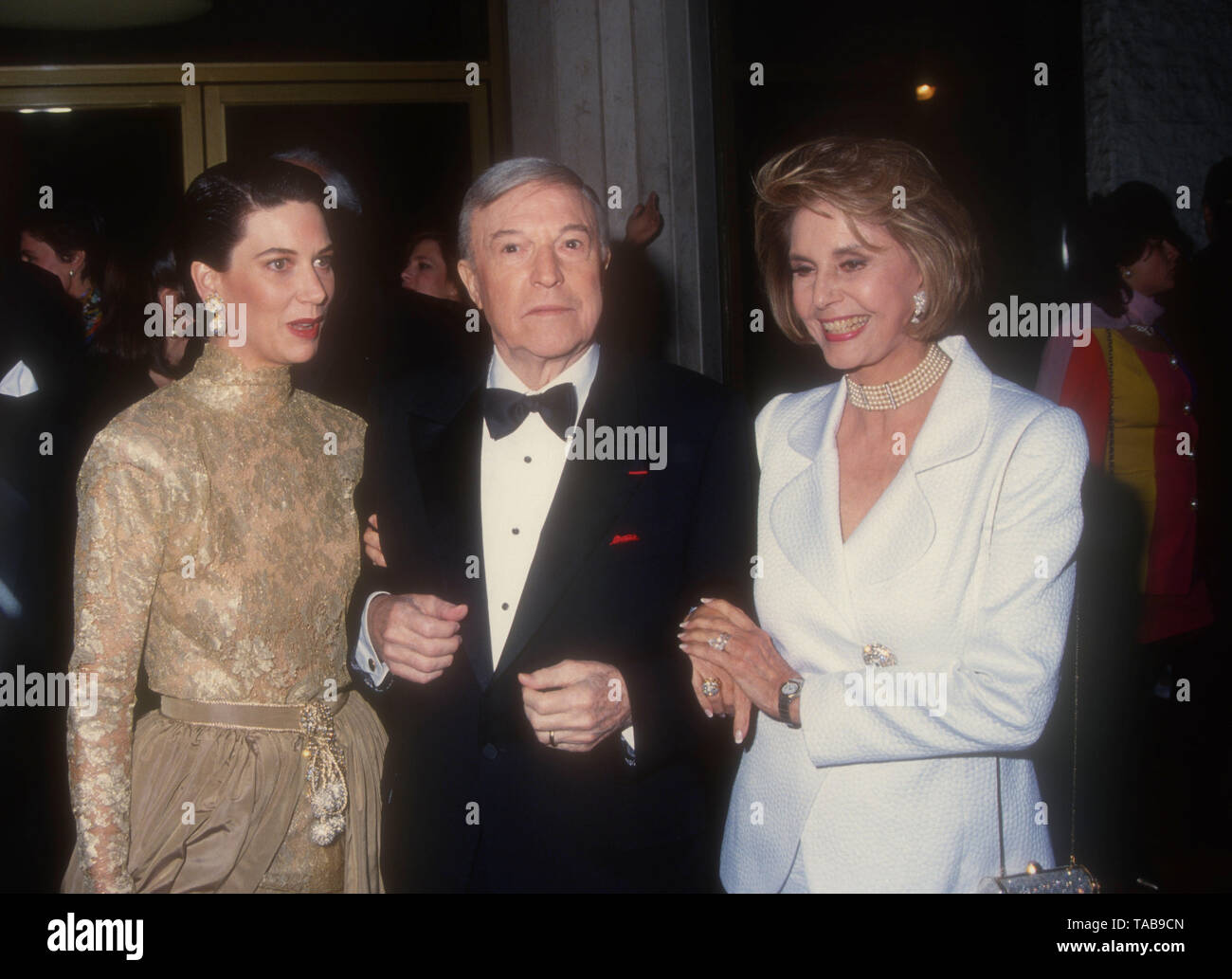 Westwood, Californie, USA 28 avril 1994 Patricia Ward, danseur Gene Kelly et Cyd Charisse danseuse assister Metro Goldwyn Mayer' 'That's Entertainment III" Création le 28 avril 1994 au Théâtre National de Mann à Westwood, Californie, USA. Photo de Barry King/Alamy Stock Photo Banque D'Images