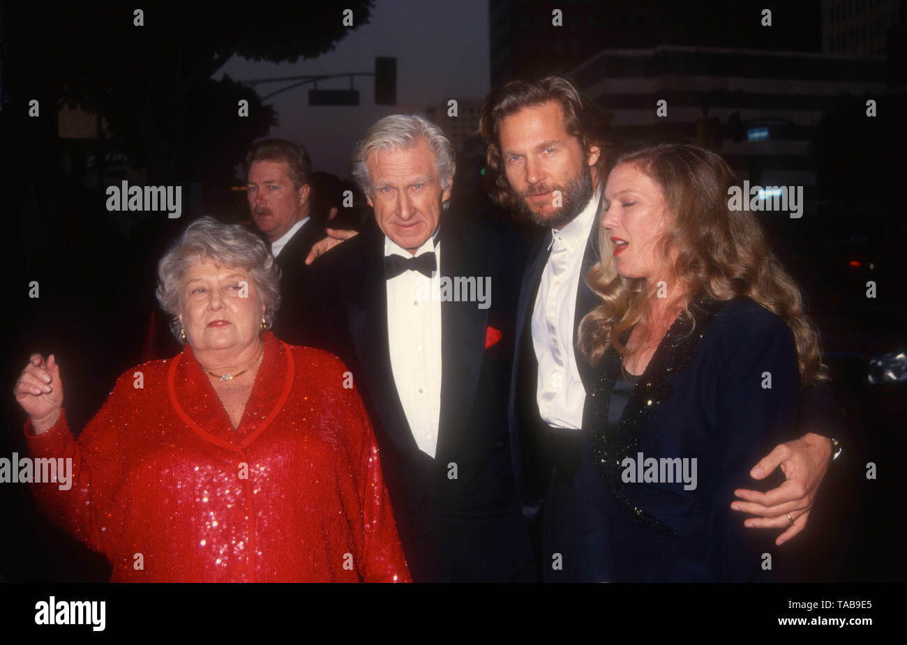 Westwood, Californie, USA 28 avril 1994 (L-R) Dorothy ponts, ponts, Lloyd acteur acteur Jeff Bridges et épouse Susan Geston assister Metro Goldwyn Mayer' 'That's Entertainment III" Création le 28 avril 1994 au Théâtre National de Mann à Westwood, Californie, USA. Photo de Barry King/Alamy Stock Photo Banque D'Images