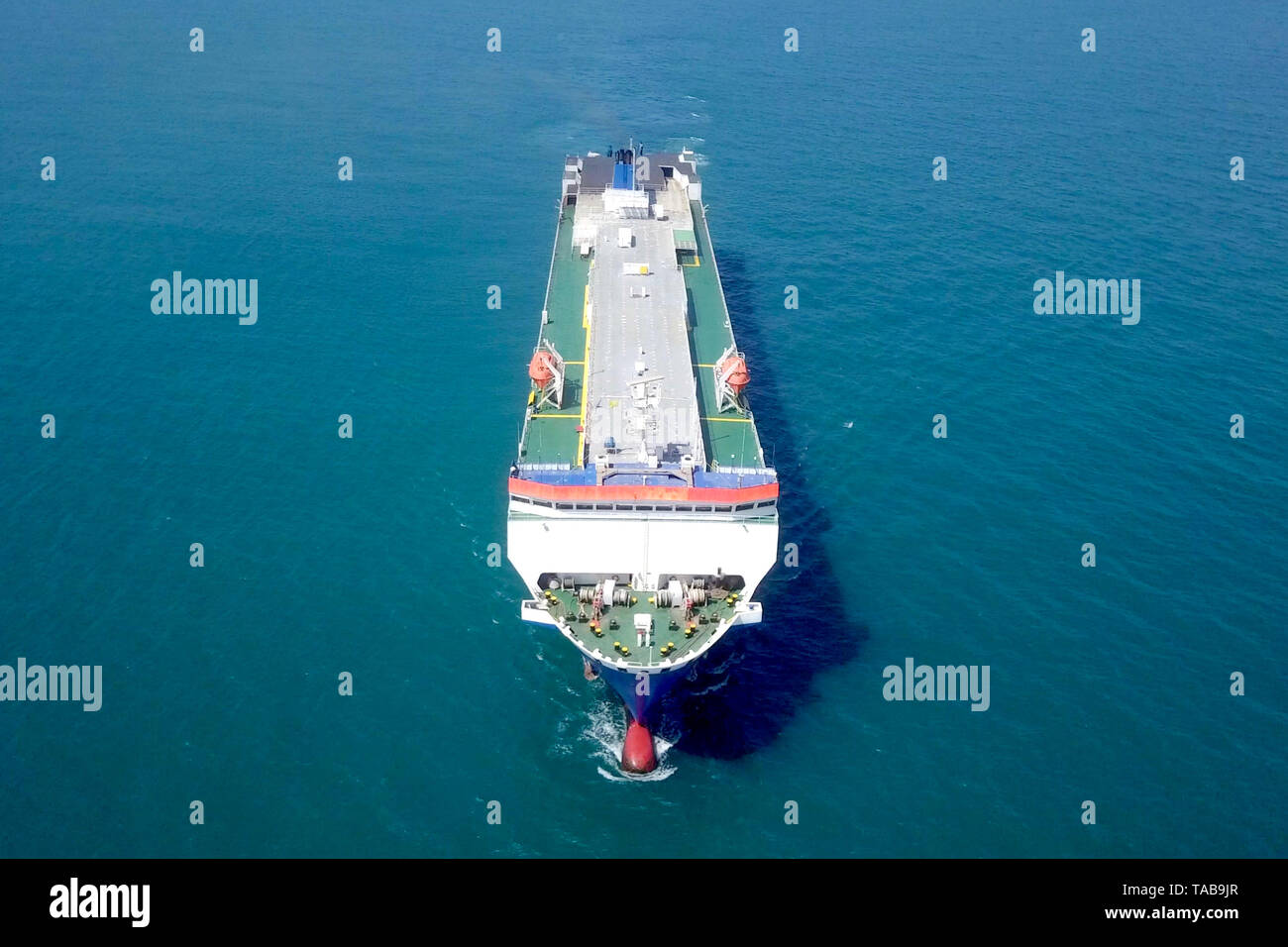 L'image aérienne d'une grande RoRo (Roll on/off) navire transporteur de véhicules d'une croisière sur la mer Méditerranée Banque D'Images