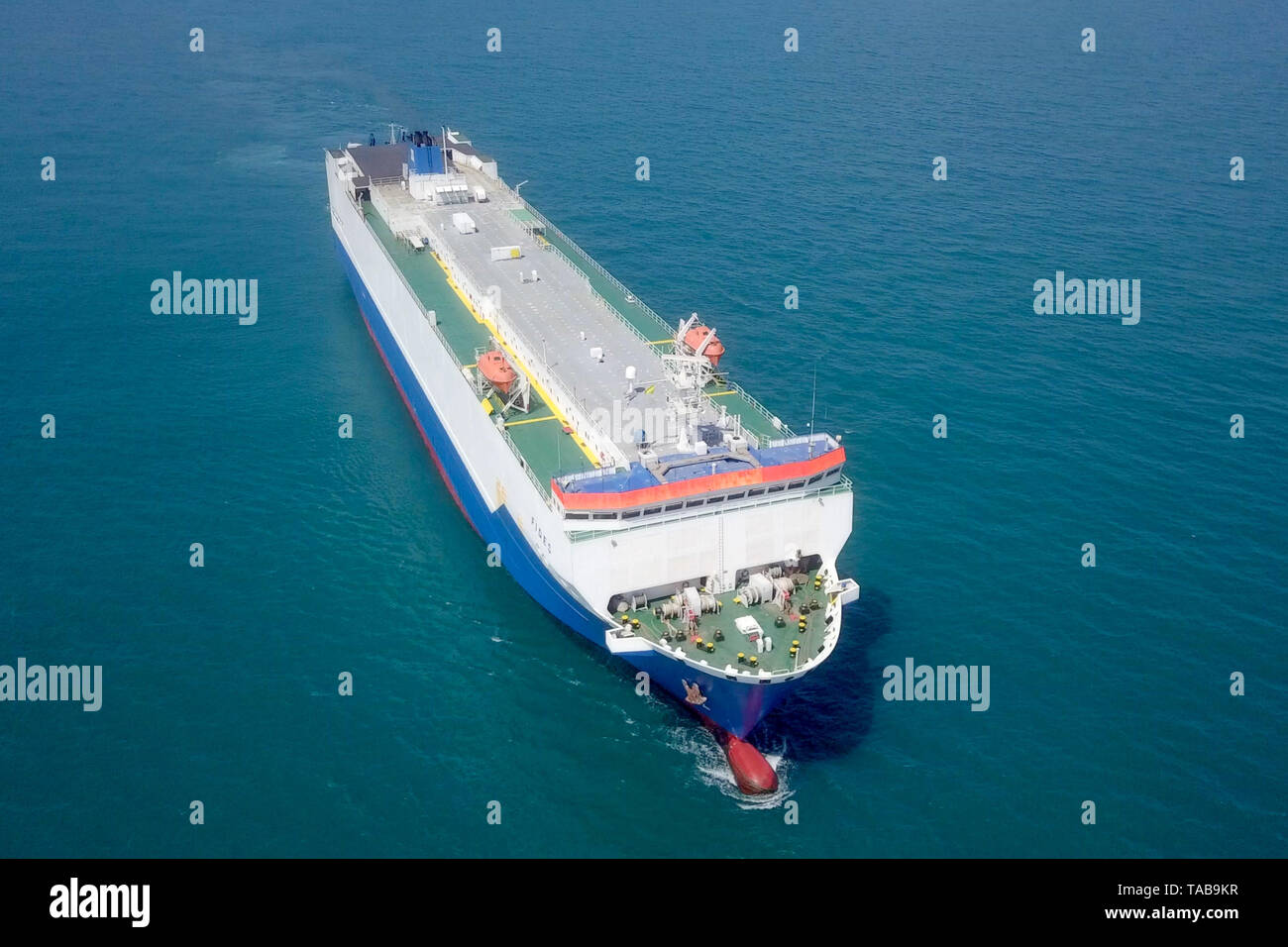 L'image aérienne d'une grande RoRo (Roll on/off) navire transporteur de véhicules d'une croisière sur la mer Méditerranée Banque D'Images