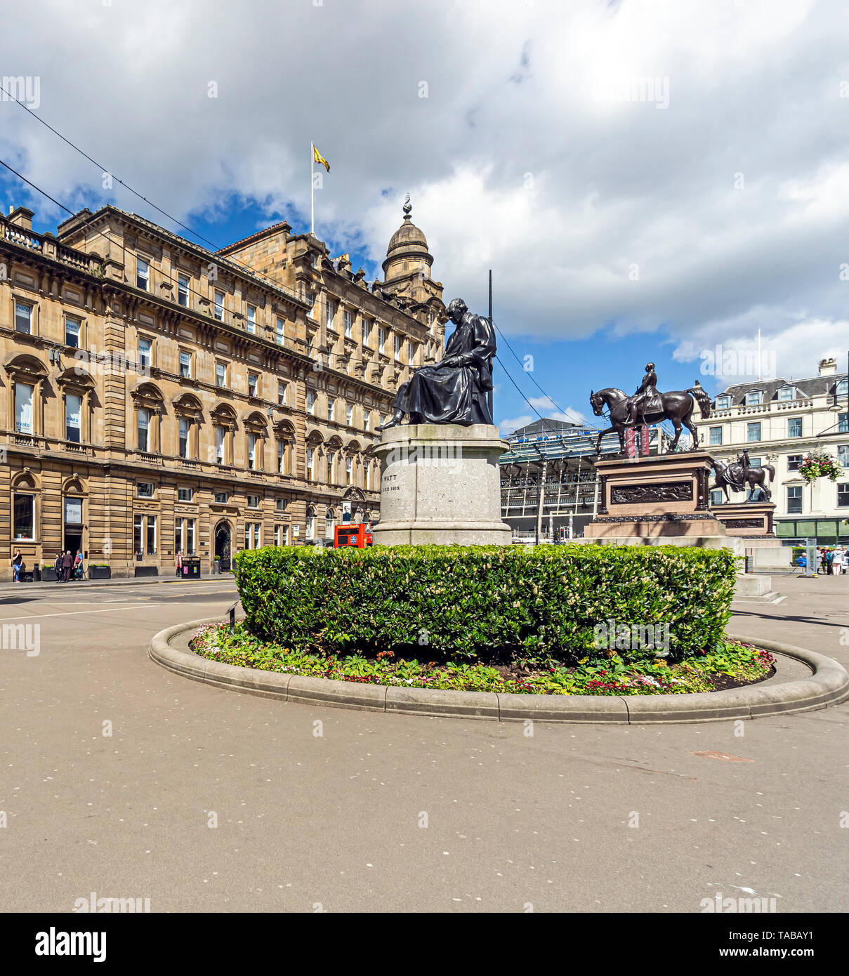 Monument à James Watt à George Square Glasgow Scotland UK avec monuments équestres à Prince Albert et La Reine Victoria derrière Banque D'Images