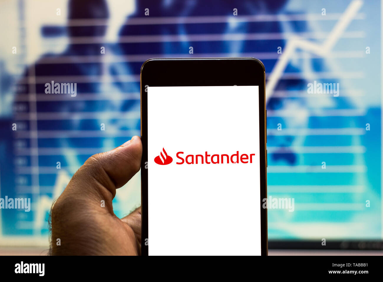 Sur cette photo, l'illustration logo Santander est vu affichée sur un smartphone. Banque D'Images Sur cette photo, l'illustration logo Santander est vu affichée sur un smartphone. Banque D'Images