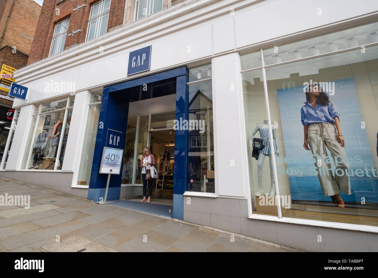 Gap boutique, magasin de vêtements de l'extérieur sur la high street, dans le centre-ville de Guildford, Surrey, UK Banque D'Images