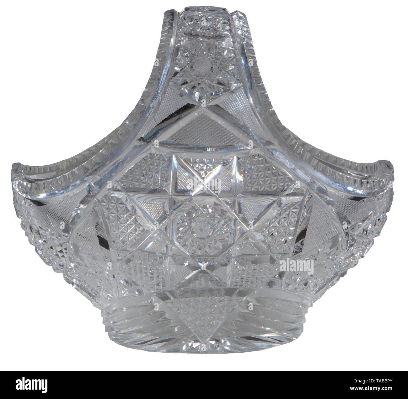 Un troisième Reich présentation panier en cristal taillé main avec un cristal gravé finement conception d'un aigle stylisé et 'Dem présentation Scheidenden Btl.Adj. L'Oblt. Ruzicka 1.8.1938-1.7,1939, Das Offz-Korps III./J.R. 132.' (tr. 'À l'adjudant de bataillon de séparation par l'Oberleutnant Ruzicka'). Dimensions 23 x 26 cm. USA-lot, voir page 4. historique, historique, de l'infanterie, militaire, forces armées, militaria, objet, objets, alambics, clipping, coupures, cut out, cut-out, cut-outs, 20e siècle, Editorial-Use-seulement Banque D'Images