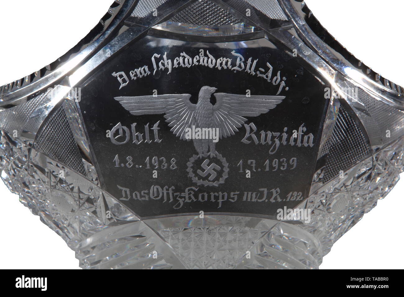 Un troisième Reich présentation panier en cristal taillé main avec un cristal gravé finement conception d'un aigle stylisé et 'Dem présentation Scheidenden Btl.Adj. L'Oblt. Ruzicka 1.8.1938-1.7,1939, Das Offz-Korps III./J.R. 132.' (tr. 'À l'adjudant de bataillon de séparation par l'Oberleutnant Ruzicka'). Dimensions 23 x 26 cm. USA-lot, voir page 4. historique, historique, de l'infanterie, militaire, forces armées, militaria, objet, objets, alambics, clipping, coupures, cut out, cut-out, cut-outs, 20e siècle, Editorial-Use-seulement Banque D'Images