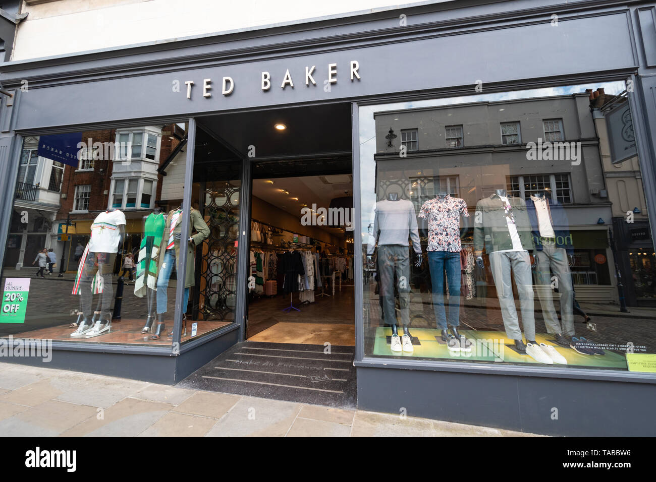 Ted Baker magasin de vêtements, l'extérieur de la boutique avec vitrine,  sur Guildford High Street, Surrey, UK Photo Stock - Alamy