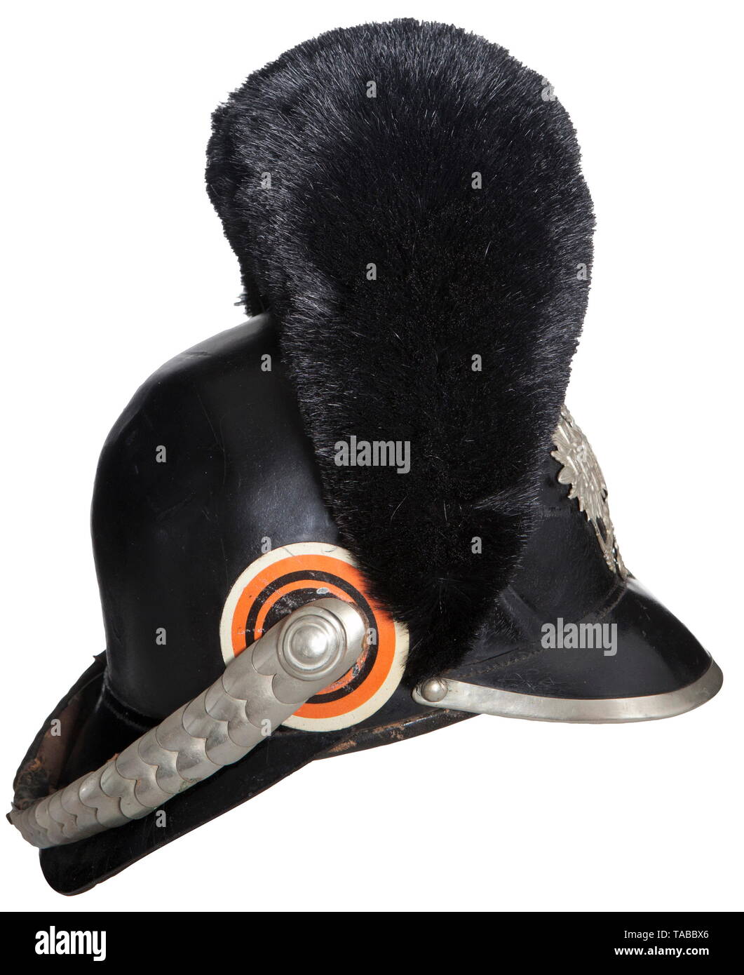 Un casque de dragons de l'Empire russe, vers 1910, le corps en cuir laqué noir avec peigne de crin. Pointe arrondie avant ourlé de nickel et montés avec un métal frappé Imperial Eagle double tête. Côté droit avec blanc, orange et noir avec cocarde métallique et les côtés ensemble avec jugulaires à écailles de laiton. Dôme intérieur estampillé avec de l'encre dans la région de Maker's Mark Cyrillique 'K.jusqu&Co.', 'Moscow', datée '1910', '52' taille tous sous l'"Impérial européen". Tissu de revêtement timbrés à l'encre en cyrillique '20 D.P." et part à l'encre '17'. Plus de chances 20e régiment de Dragons. USA-lot-Clearance-Info Additional-Rights,,-Not-Available Banque D'Images