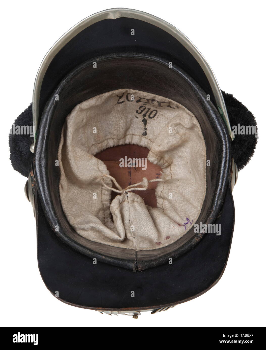 Un casque de dragons de l'Empire russe, vers 1910, le corps en cuir laqué noir avec peigne de crin. Pointe arrondie avant ourlé de nickel et montés avec un métal frappé Imperial Eagle double tête. Côté droit avec blanc, orange et noir avec cocarde métallique et les côtés ensemble avec jugulaires à écailles de laiton. Dôme intérieur estampillé avec de l'encre dans la région de Maker's Mark Cyrillique 'K.jusqu&Co.', 'Moscow', datée '1910', '52' taille tous sous l'"Impérial européen". Tissu de revêtement timbrés à l'encre en cyrillique '20 D.P." et part à l'encre '17'. Plus de chances 20e régiment de Dragons. USA-lot-Clearance-Info Additional-Rights,,-Not-Available Banque D'Images