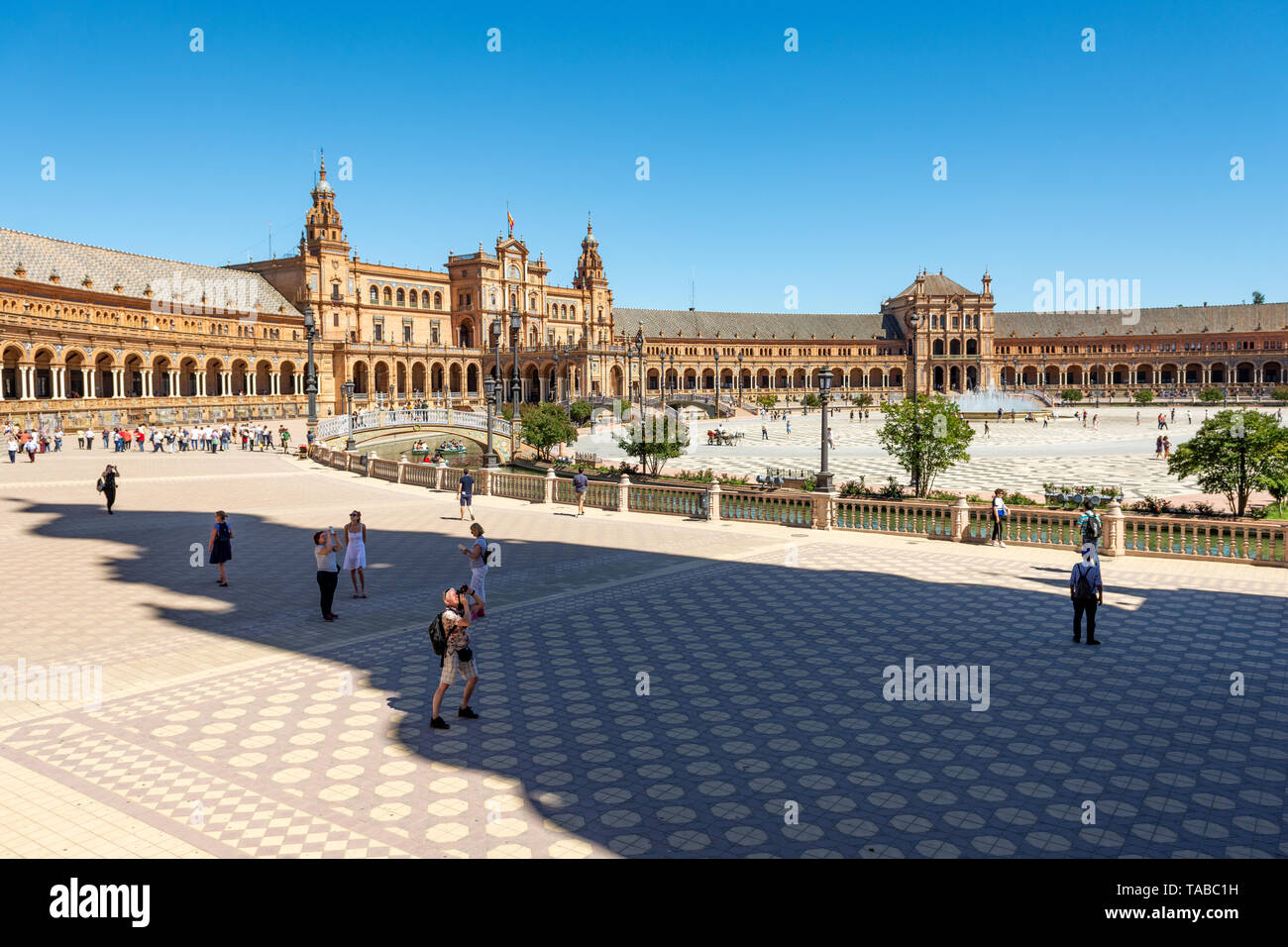 Ouvrir l'espace public de la grandiose de la Plaza de España, Séville, Andalousie, Espagne Banque D'Images