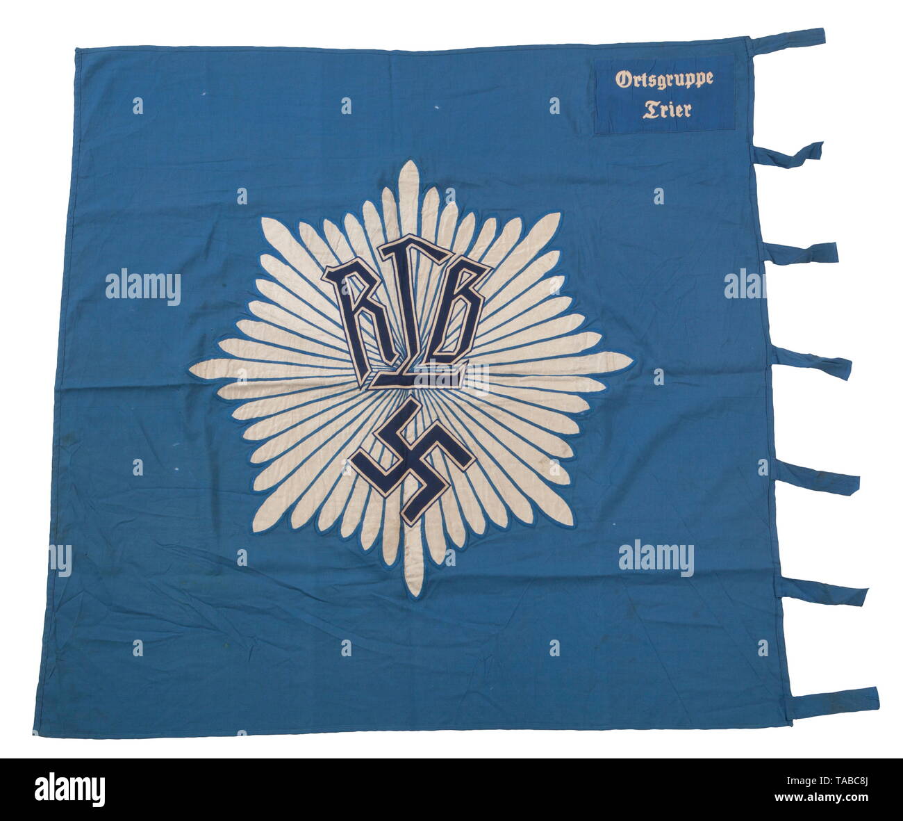 Une unité de RLB, 1er drapeau double face modèle multi-pièces, en coton bleu, la construction. Coton bleu marine 'RLB' et croix gammée superposée à appliqué cousu chaîne argent tissé un fil plat rayons starburst montés. Panneau d'angle de la laine bleu blanc cousu avec la chaîne "Ortsgruppe juge'. 7 sangles de fixation en tissu. Petits trous et des taches. Environ 120 x 120 cm. USA-lot, voir page 4. historique, historique, Reichsluftschutzbund, de l'état du Corps de protection de l'air, de l'organisation, l'organisation, organisations internationales, organisations, NS, le National-socialisme, le Nazisme, Troisième Reich, Empire allemand, GER, Editorial-Use-seulement Banque D'Images