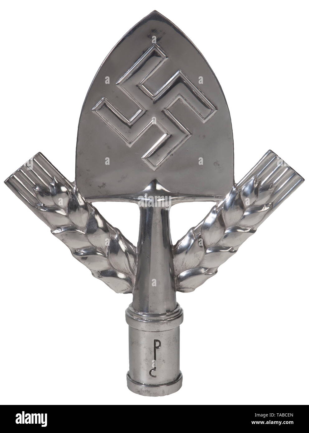 Un poteau en aluminium poli RAD haut spade avec croix gammée et gerbes de blé avec mât tasse estampillé avec designer's initials 'PC' et sur le bord inférieur du 'Ges. Gesch', 'JMME & Sohn'. Hauteur 30 cm. USA-lot, voir page 4. historique, historique, du Service du travail du Reich, Reichsarbeitsdienst, Service du travail de l'État, de l'organisation, l'organisation, organisations internationales, organisations, NS, le National-socialisme, le Nazisme, Troisième Reich, l'Empire allemand, l'Allemagne, National-socialiste, Nazi, période nazie, fasciste, le fascisme, ustensile, pièce de l'équipement, les ustensiles, accessoire, accessoires, objet, objets, alambics, clipping, cli, Editorial-Use-seulement Banque D'Images