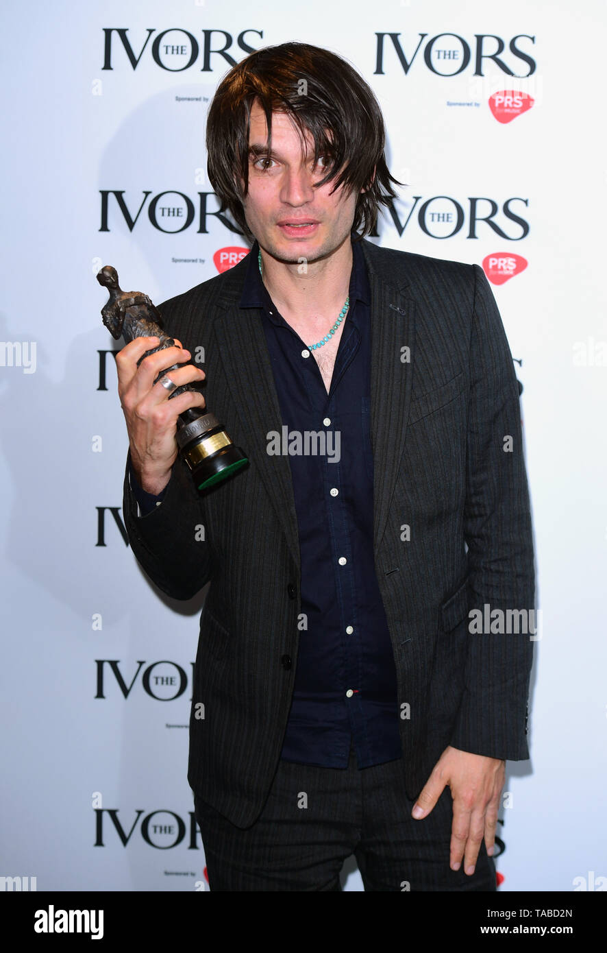 Avec Jonny Greenwood l'Ivor pour Best Original Film Score lors de l'examen annuel des Ivor Novello Awards au Songwriting Grosvenor House de Londres. Banque D'Images