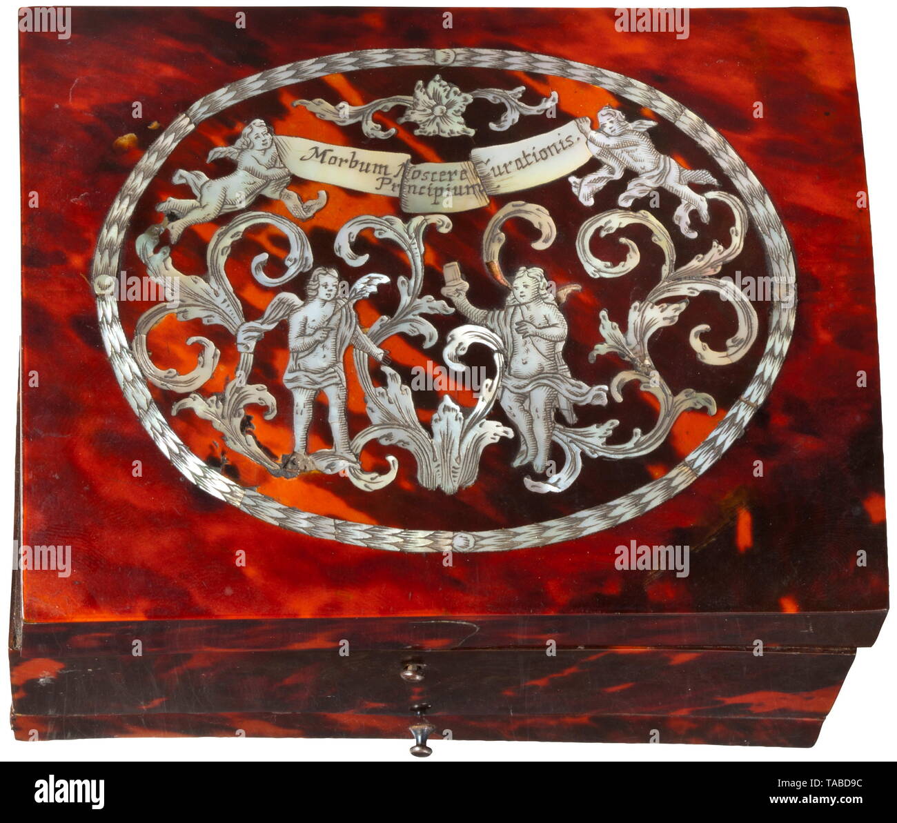 Une carapace de tortue baroque allemand fort d'un médecin ou apothicaire, circa 1720/30 corps rectangulaire de noyer avec de fines écailles de tortue, placage, légèrement articulée couvercle voûté avec fermeture à ressort et fine gravée et perforée de nacre. L'inscription de chérubins entre vrilles d'acanthe, surmontée d'une couronne de feuilles et de l'adage "orbum Nostere Curationis Principium' ('Detecting équine est la base for a cure), à la base un tiroir extensible avec le bouton d'argent. Dimensions 7,5 x 12 x 9 cm., historique historique, artisanat, artisanat, Additional-Rights Clearance-Info, arc--Not-Available Banque D'Images