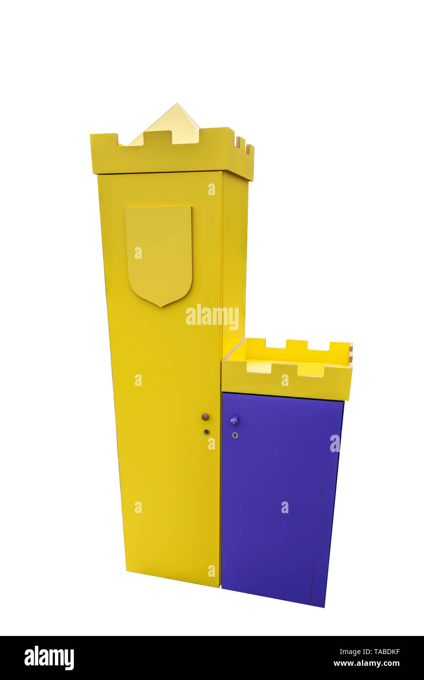 Les vêtements de couleur bleu jaune du cabinet de stockage sous la forme d'un château Banque D'Images