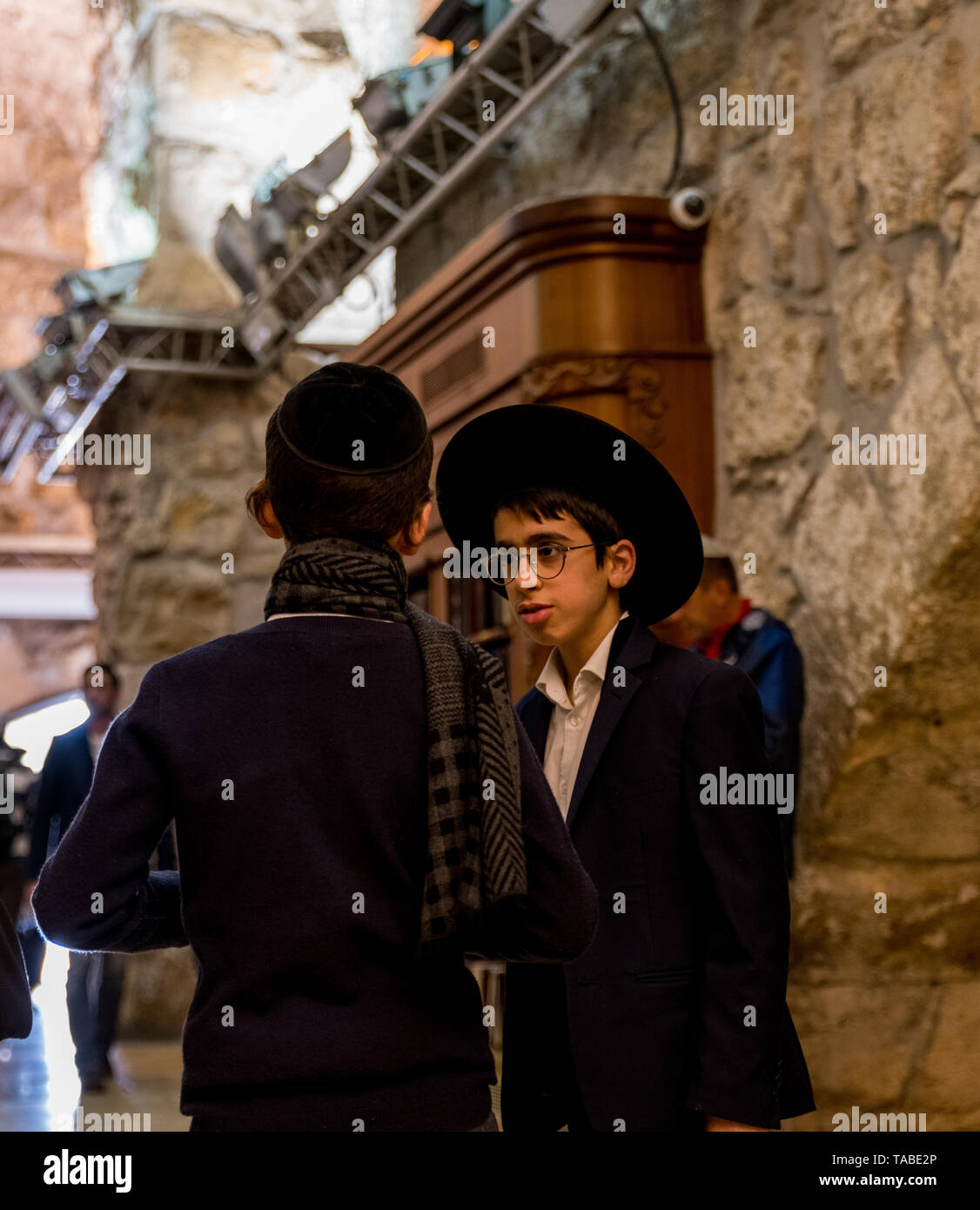 Jérusalem, Israël,29-mars-2019:remorquer les garçons juifs de parler dans les rues de Jérusalem, Jérusalem est le centre religieux Banque D'Images