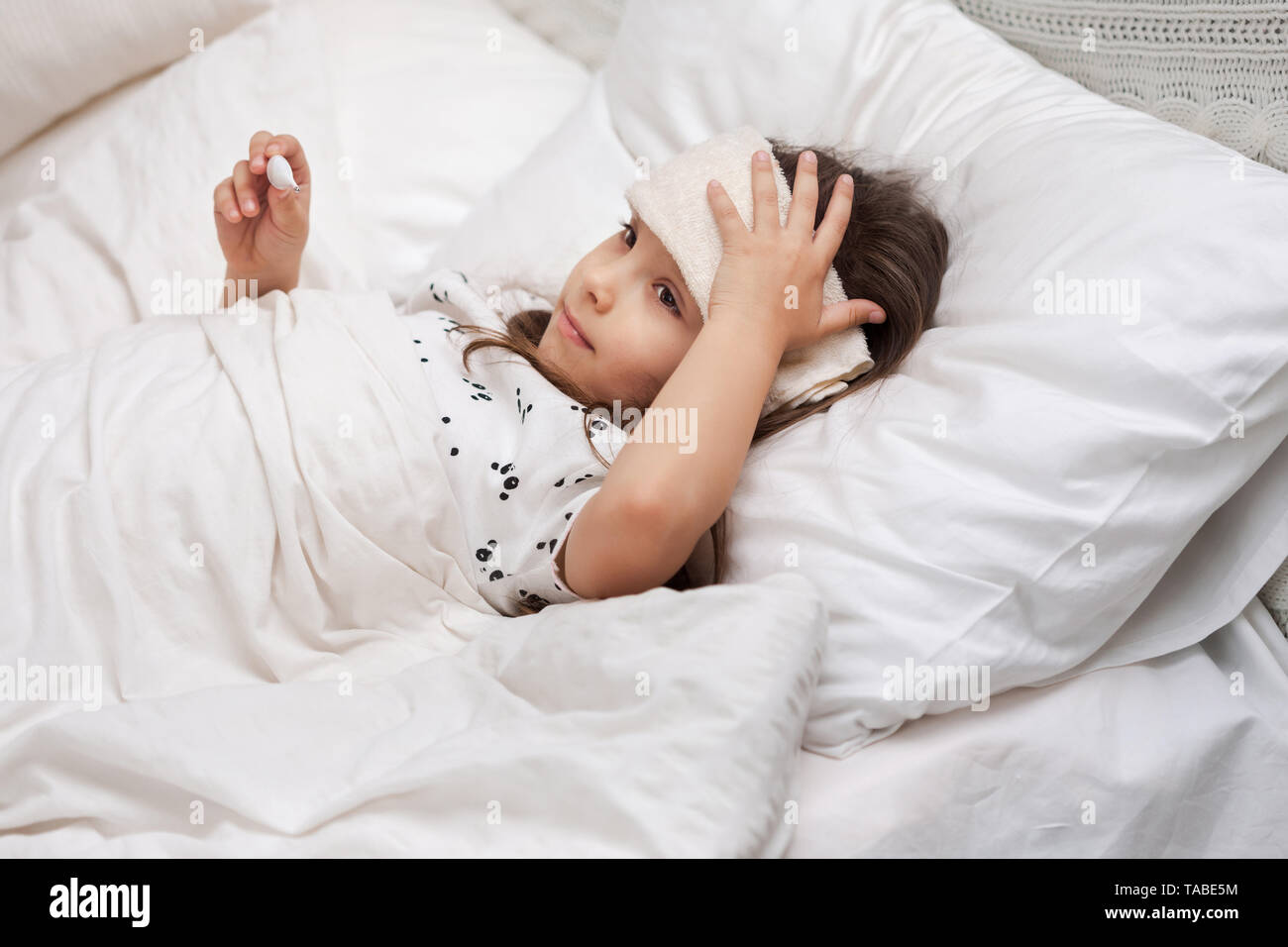 Petit Enfant Fille Malade Au Lit Avec Le Thermometre La Saison Froide Photo Stock Alamy
