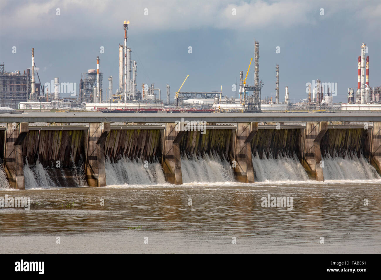 Norco, Louisiane - l'US Army Corps of Engineers a ouvert le capot CarrÃ© évacuateur pour protéger la Nouvelle-Orléans de l'inondation de la rivière Mississippi. Le spil Banque D'Images