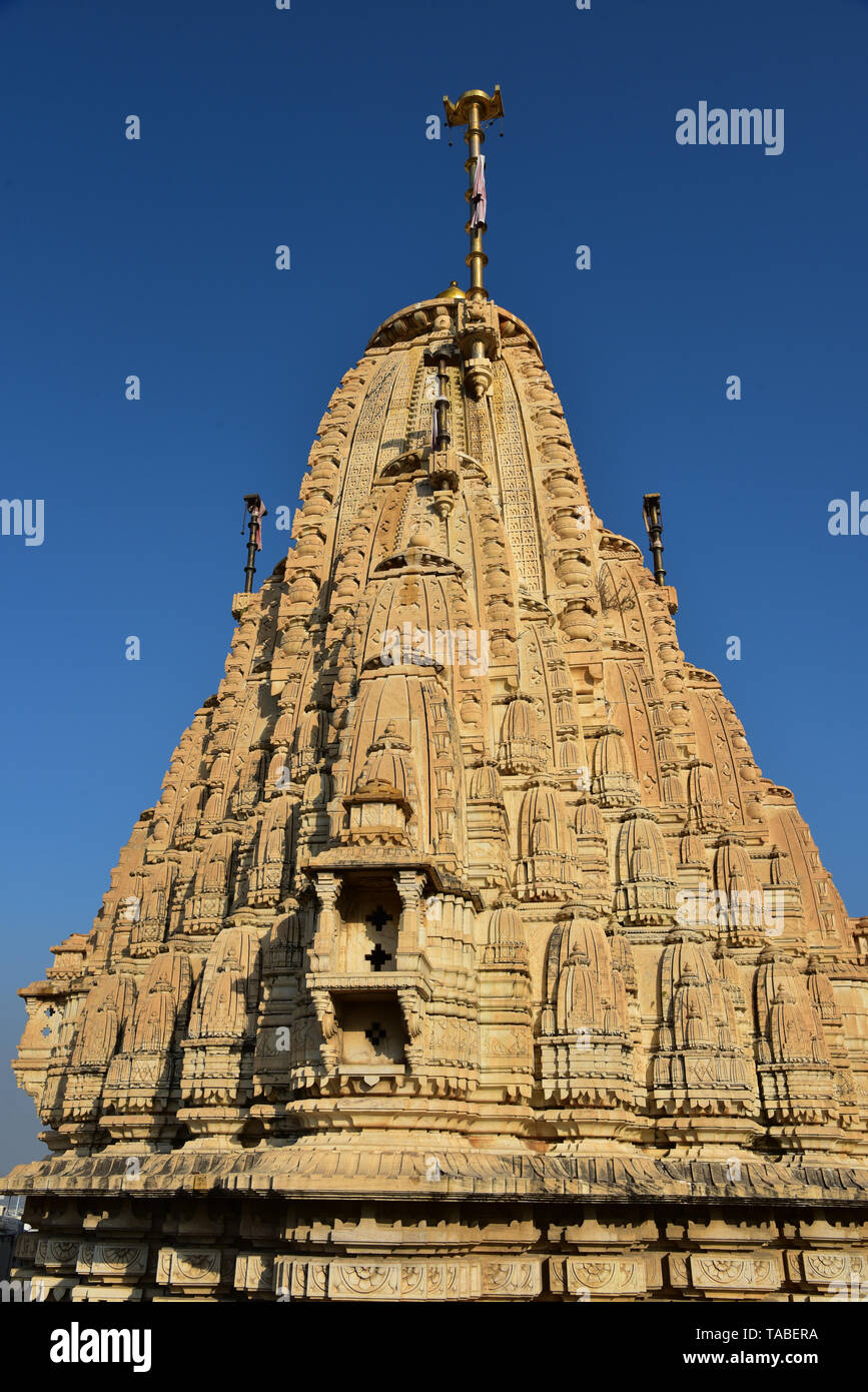 La fin de l'après-midi soleil illumine le Shiromanji magnifiquement sculpté Shree Jagat Temple Hindou, Udaipur, Rajasthan, Inde, Asie de l'Ouest. Banque D'Images