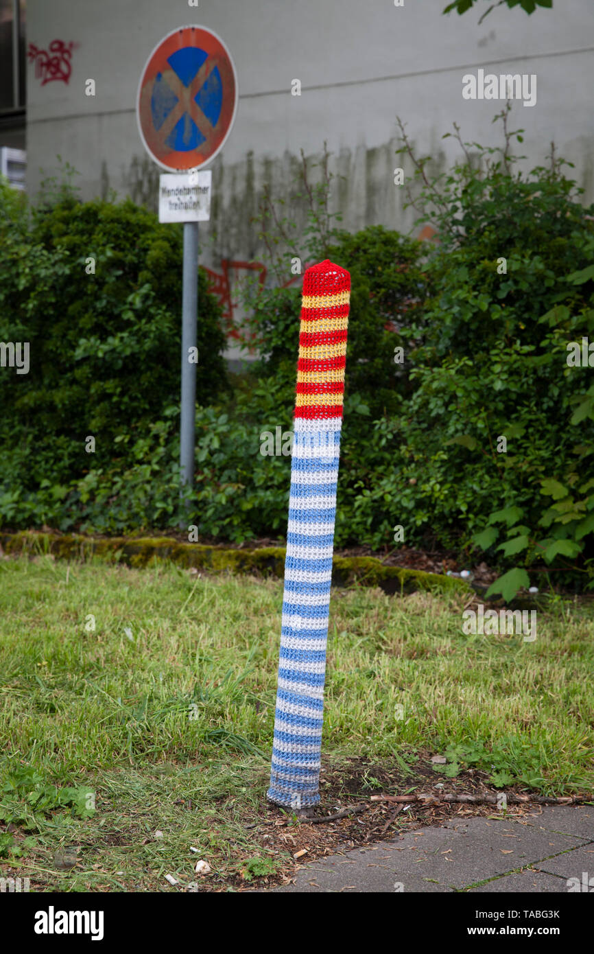 Tricot de guérilla sur un post dans le quartier Riehl, également appelé bombe de fils, yarnbombing, yarnstorming guérilla urbaine, tricot, tricot, Cologne, G Banque D'Images